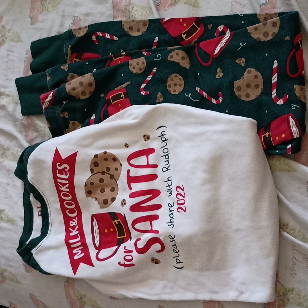 A Childrens Place Christmas Santa cookies L